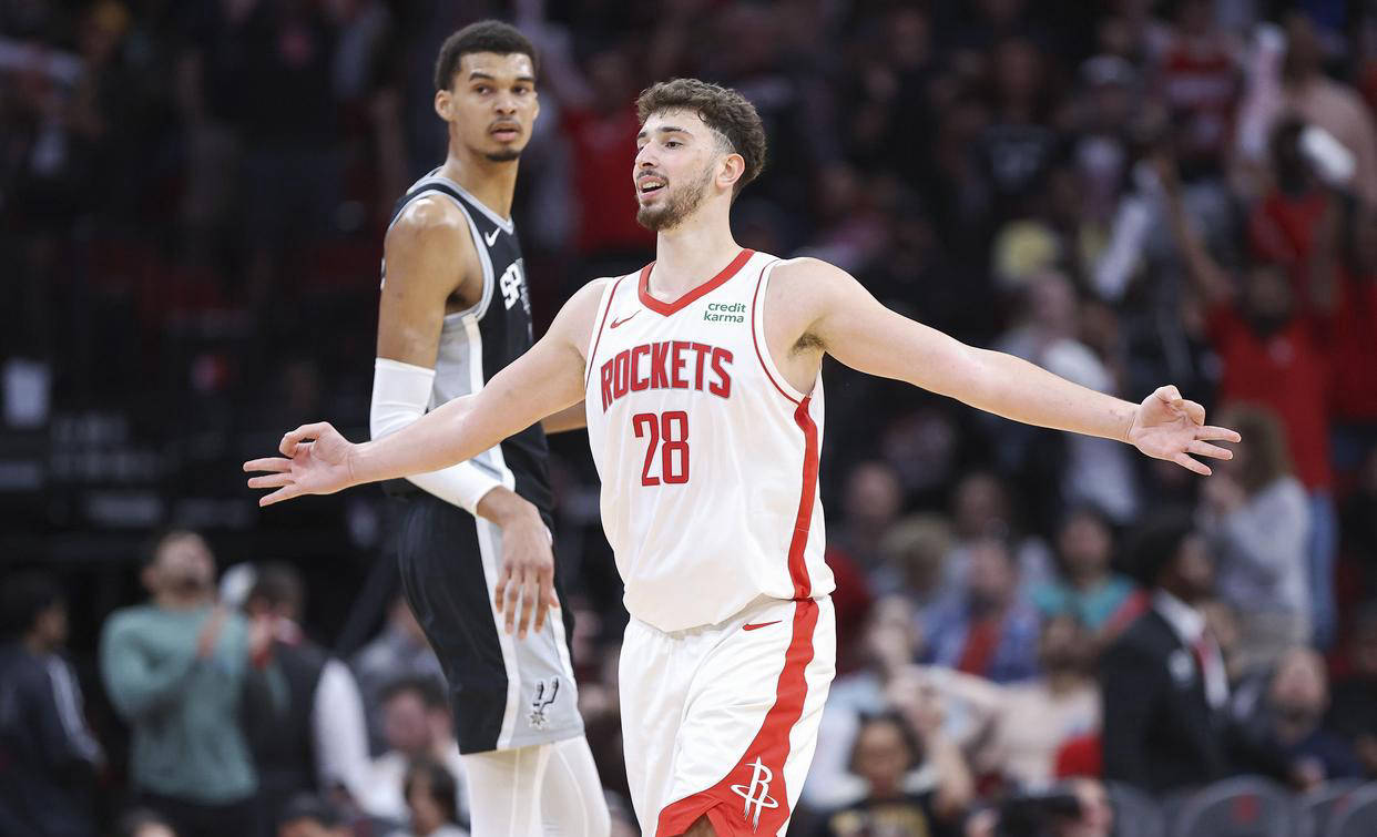 纽卡斯尔新援前锋表现不佳，转会费花销巨大，球队成绩欠佳。（重金引援未见成效：纽卡斯尔锋线新援低迷，战绩不理想）