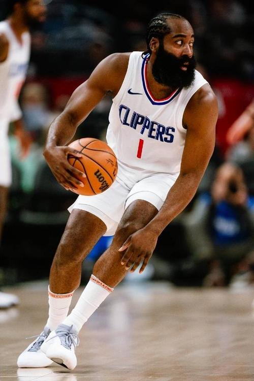 萨索洛主场迎战佛罗伦萨，保级无忧对决深陷泥潭（萨索洛主场战佛罗伦萨：一方保级无虞，一方深陷泥潭）