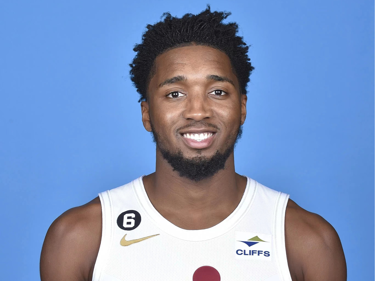 队中核心主动降薪续约，球迷盛赞忠诚（核心球员自愿降薪留队，球迷齐声点赞忠诚）