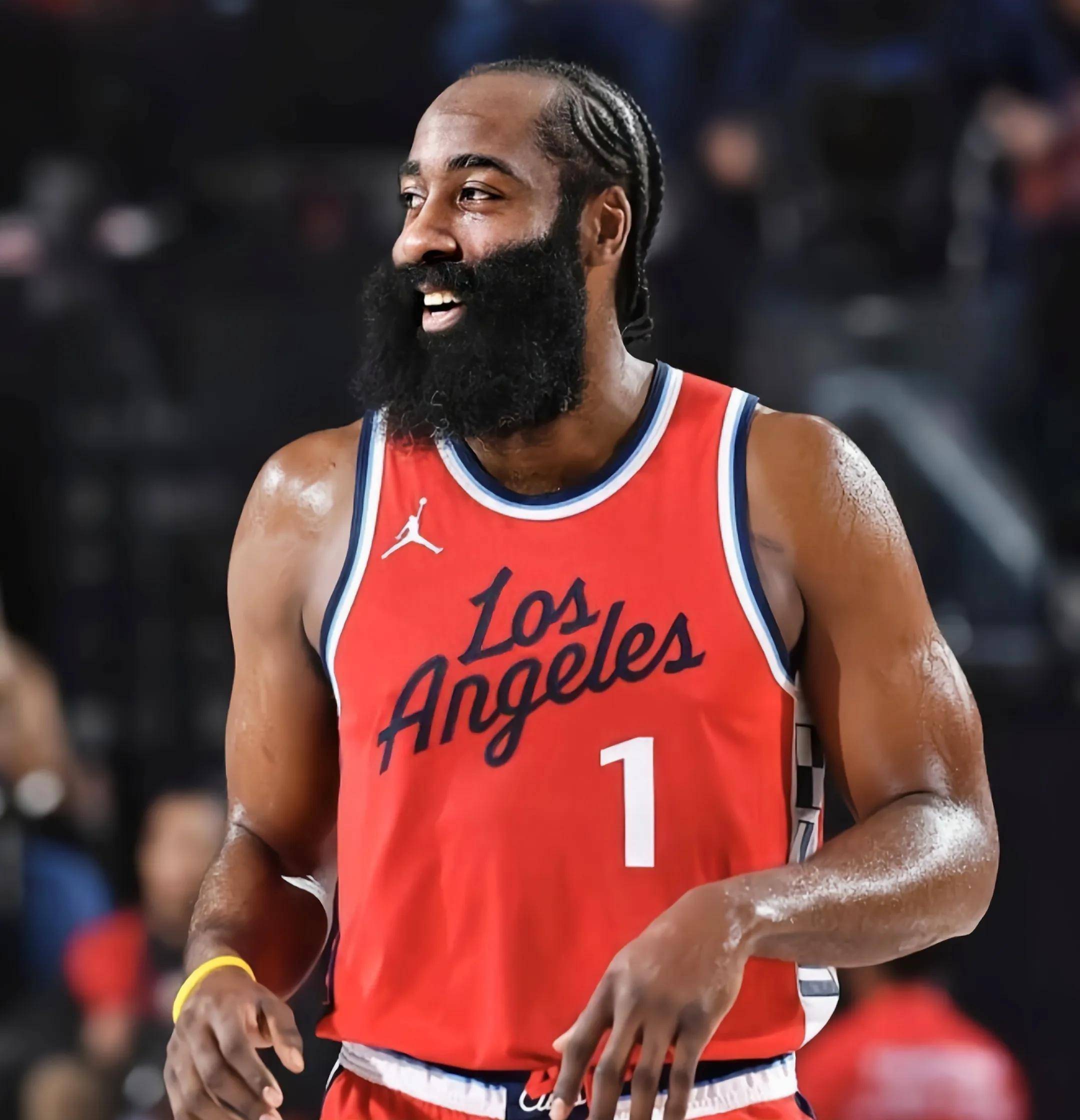 乔治娜点赞安东内拉庆祝梅西夺冠帖子，引发球迷热议（乔治娜点赞安东内拉庆祝梅西夺冠发文，球迷热议不断）